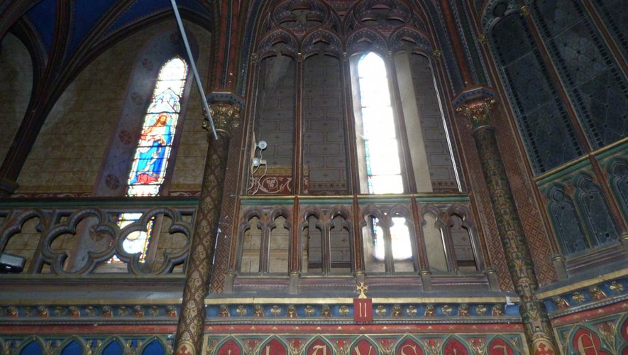 Un décor très coloré et des vitraux signés par le maître verrier Émile Thibaud, à l’intérieur de la petite chapelle, construite vers 1880.