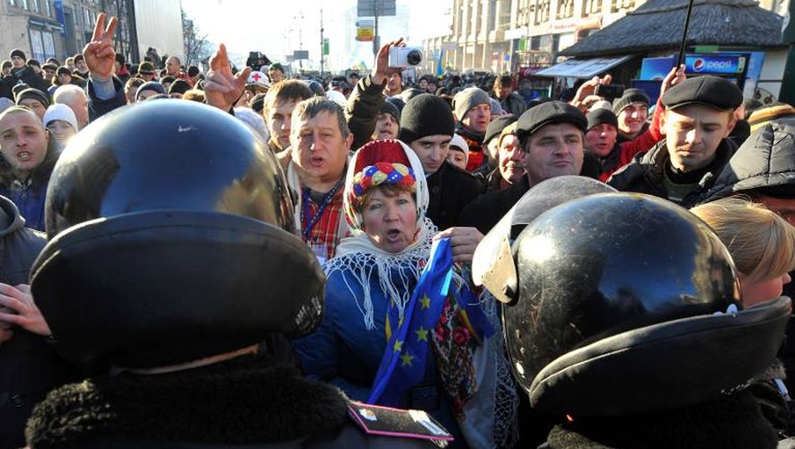 Manifestants pro-européens face aux forces de sécurité le 14 décembre 2013 place de l'Indépendance à Kiev