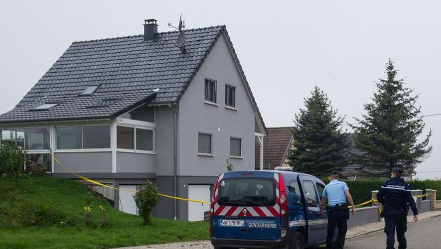 Des gendarmes devant la maison où une fillette a été tuée et son frère blessé le 3 septembre 201 à  Moernach