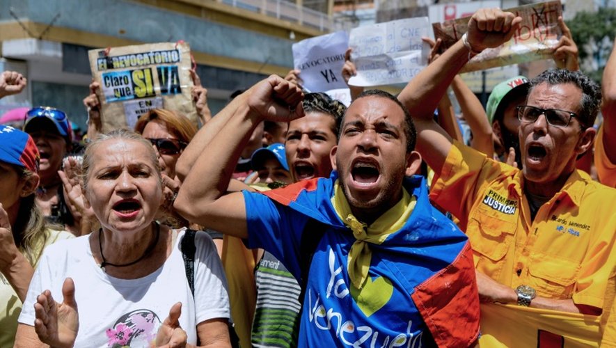Des membres de l'opposition vénézuélienne manifestent à Caracas le 27 juillet 2016