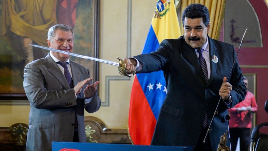 Le président vénézuélien Nicolas Maduro et le patron de la compagnie pétrolière russe Rosneft, Igor Sechin, à Caracas le 28 juin 2016