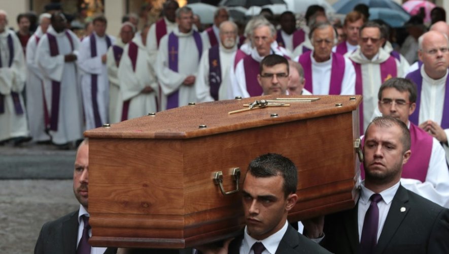 Porté par quatre personnes, le cercueil a fait son entrée dans l'édifice, précédé et suivi par une procession de nombreux prêtres en aube blanche et étole violette, avant d'être posé sur un tapis, à même le sol, devant l'autel, à Rouen le 2 août 2016