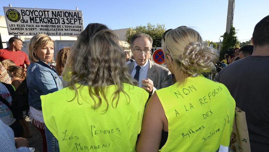 Des parents qui manifestent contre les nouveaux rythmes scolaires face au maire Michel Amiel  le 3 septembre 2014 à Penne-Mirabeau près de Marseille