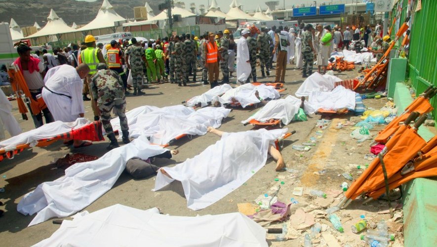Les services de secours saoudiens rassemblent les corps des victimes d'une bousculade à Mina, près de La Mecque, le 24 septembre 2015, en Arabie Saoudite