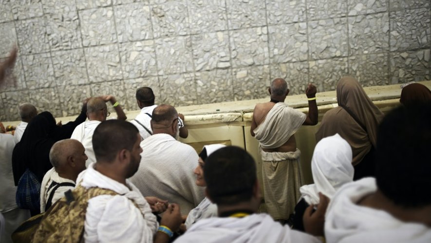 Des pélerins musulmans accomplissent le rituel de la lapidation de Satan à Mina, près de La Mecque, le 24 septembre 2015 lors du pélerinage annuel