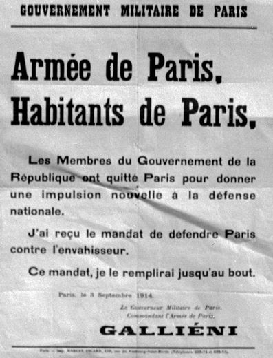 Le 3 septembre 1914, le gouvernement quitte Paris, laissant l'organisation de sa défense au gouverneur militaire, le général Joseph Galliéni