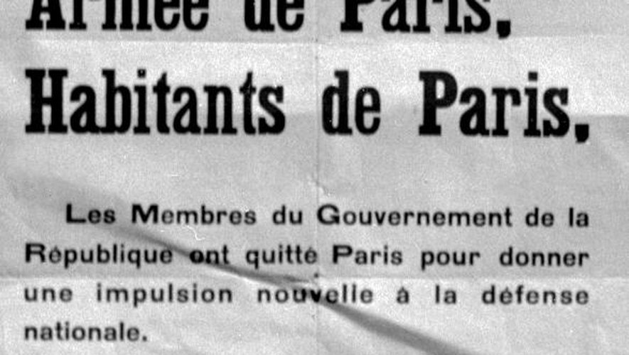 Le 3 septembre 1914, le gouvernement quitte Paris, laissant l'organisation de sa défense au gouverneur militaire, le général Joseph Galliéni