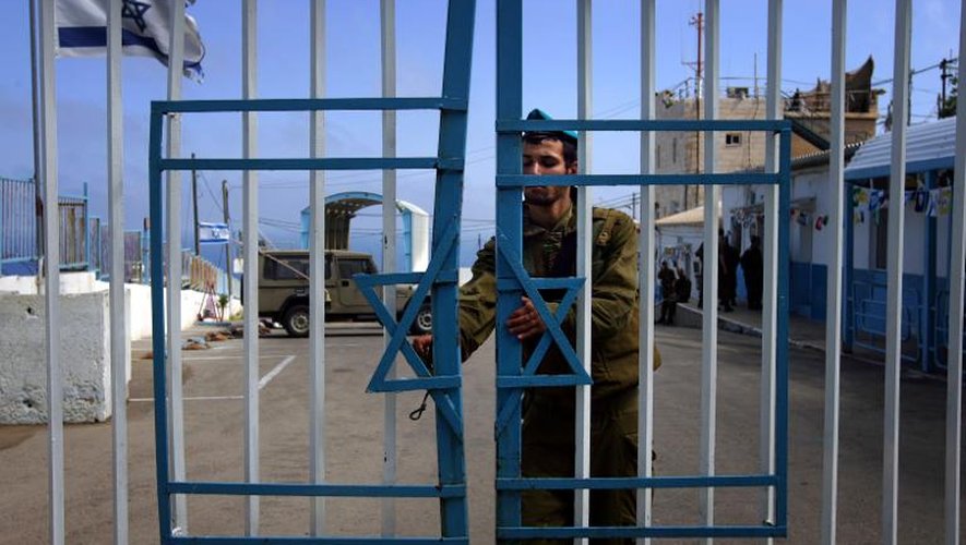 Un soldat israélien ferme une porte à l'entrée du point de passage de Rosh Hanikra, à la frontière avec le Liban, le 1er juin 2008