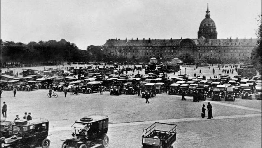 Taxis parisiens rassemblés sur ordre du général Galliéni devant les Invalides, le 5 septembre 1914