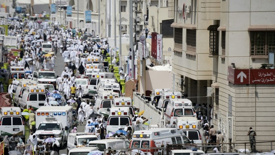 Des ambulances transportent les blessés à l'hôpital de Mina, près de la Mecque, après une bousculade durant le pèlerinage qui a fait près de 500 morts, le 24 septembre 2015