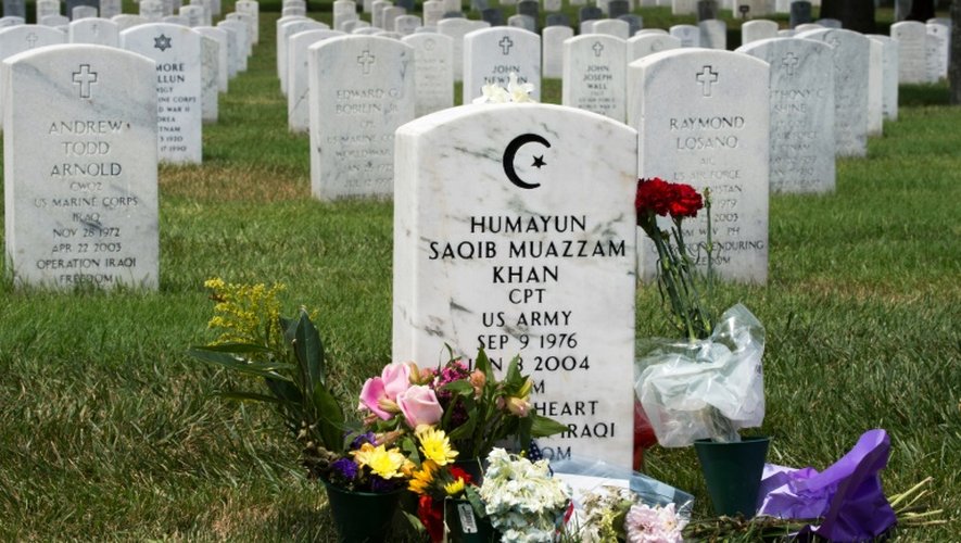 La tombe du capitaine Humayun Khan, mort en Irak en 2004 en tentant de sauver ses hommes, à Arlington, en Virginie, le 1er août 2016