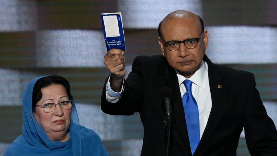 Khizr Khan père d'un officier musulman mort en Irak en 2004, brandit un exemplaire de la Constitution devant les délégués de la Convention nationale démocratique à Philadelphie, le 28 juillet 2016