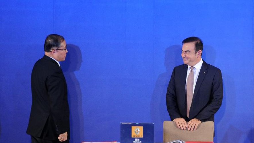 Le PDG de Renault, Carlos Ghosn (d), et le secrétaire du Parti communiste de la province du Hubei, Li Hongzhong (g), à la cérémonie de signature de l'accord entre Renault et Dongfeng, le 15 décembre 2013 , à Wuhan
