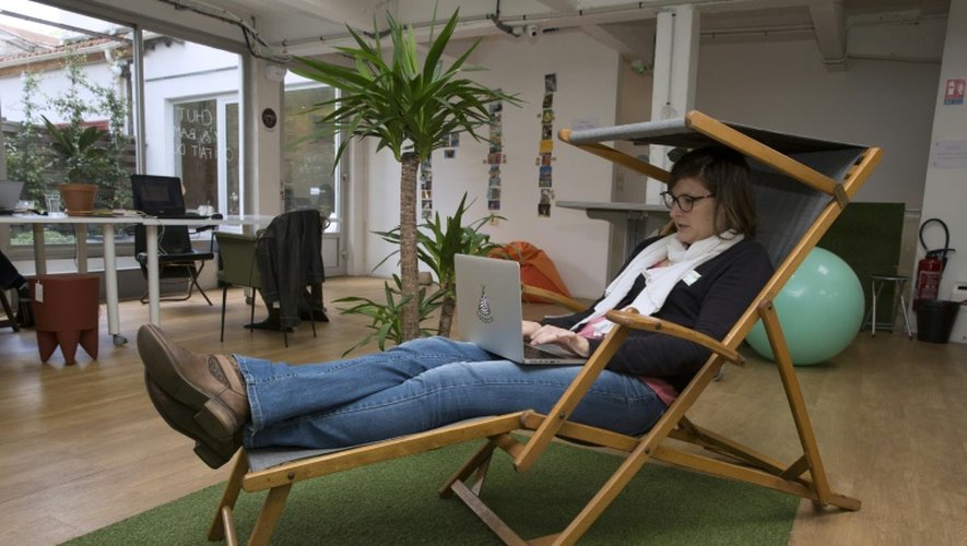 Une femme assise dans une chaise longue avec son ordinateur portable à l'espace de coworking Casaco de Malakoff, le 23 septembre 2015