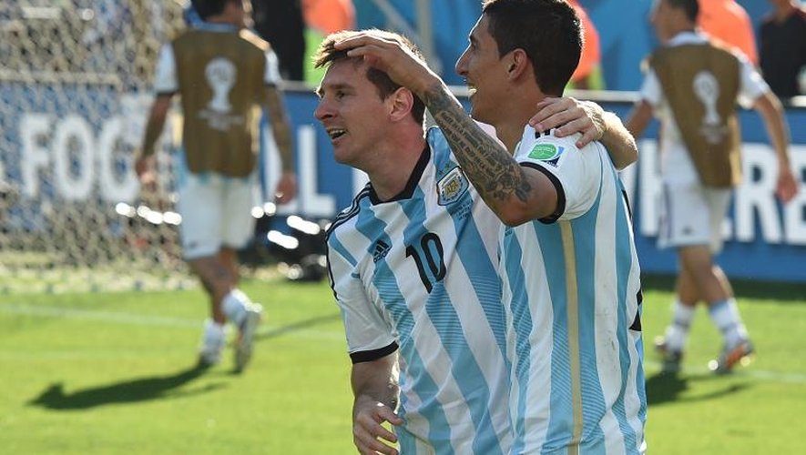 Le milieu offensif Angel Di Maria (d) aligné avec Lionel Messi (g) contre  la Suisse au Mondial brésilien, le 1er juillet 2014 à Sao Paulo, sera bien présent contre l'Allemagne en amical le 4 septembre 2014