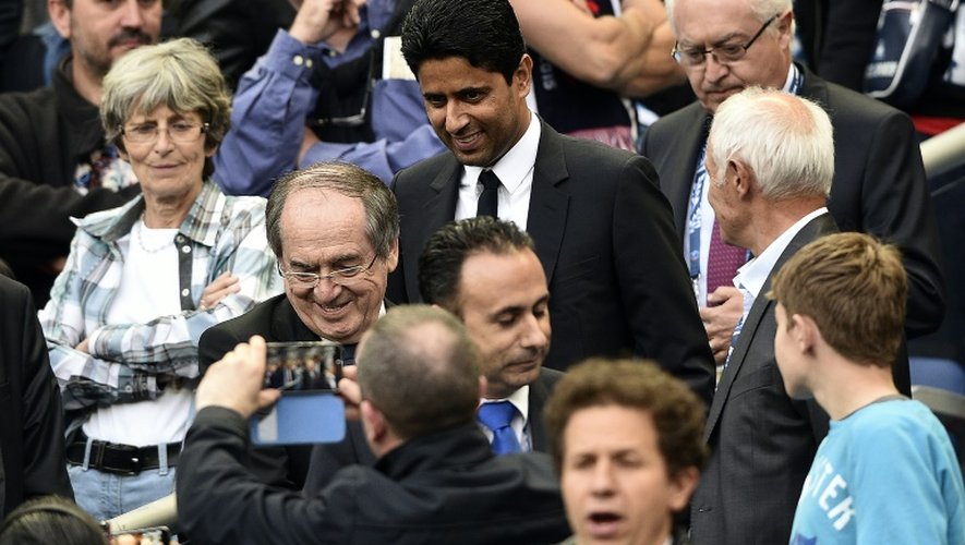 Le président de l'AJ Auxerre Guy Cotret à côté de son homologue du PSG Nasser Al-Khelaïfi, lors de la finale de la Coupe de France, le 30 mai 2015 au Stade de France