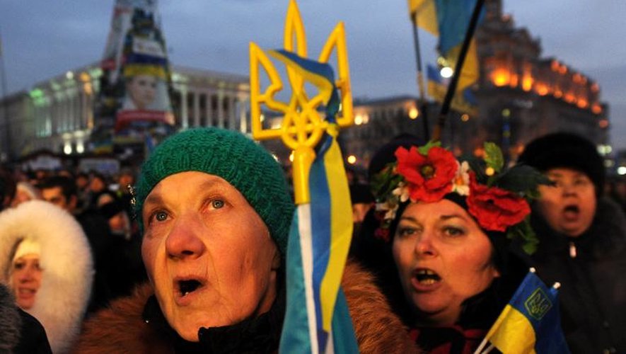 Des manifestants agitent des drapeaux ukrainiens et européens, place de l'Indépendance à Kiev, le 15 décembre 2013