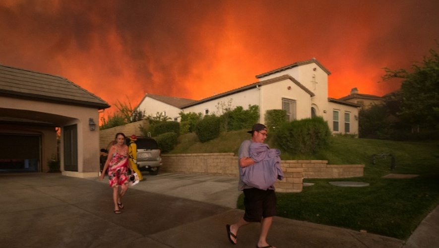 Des habitants quittent leur domicile en raison de l'incendie qui fait rage le 23 juillet 2016 à Santa Clarita en Californie