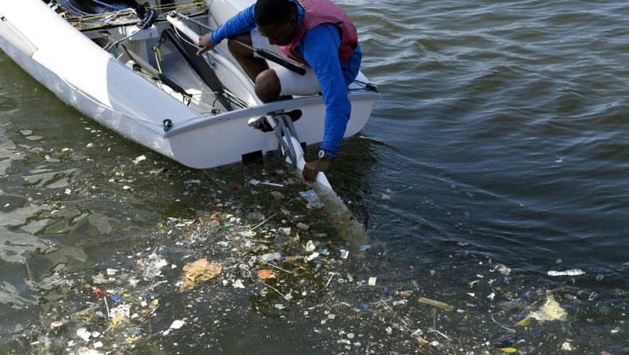 Un voilier à l'entraînement, bloqué par des détritus, dans la baie de Guanabara à Rio de Janeiro, le 1er août 2016