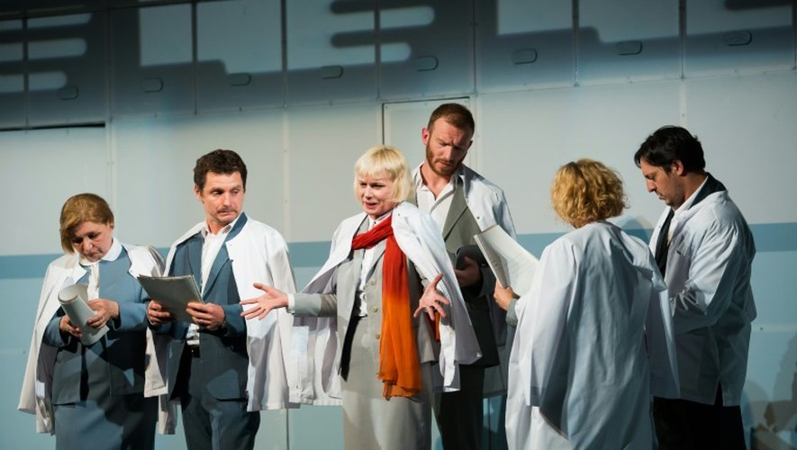 Les acteurs de la pièce "gens ordinaires" sur scène le 14 juin 2016 à Sibiu en Roumanie