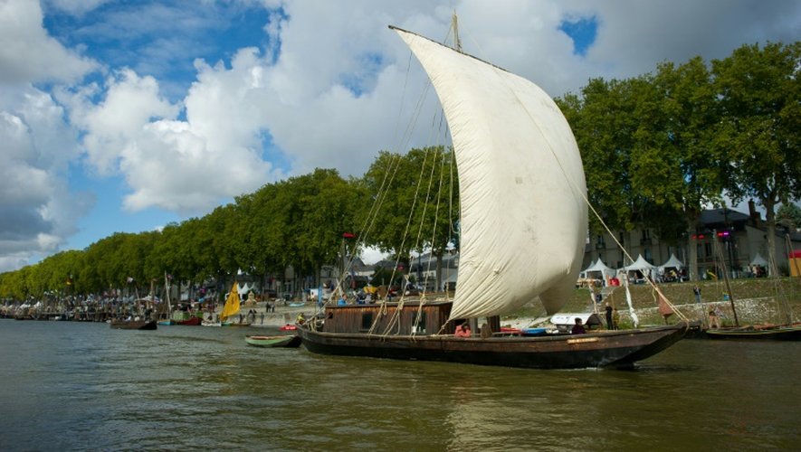Des bateaux participent à Orléans au plus grand rassemblement de marine fluviale de France, le 23 septembre 2015
