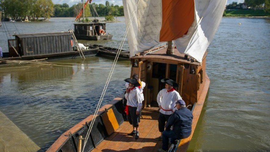 Des marins en costume traditionnel à bord d'un bateau qui participe au plus grand rassemblement de marine fluviale à Orléans, sur la Loire, le 23 septembre 2015