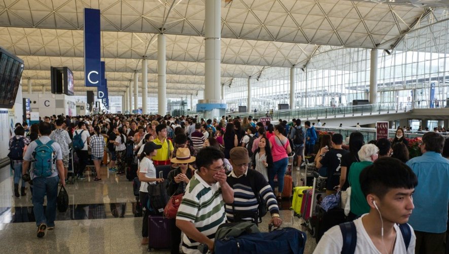 Des centaines de passagers bloqués le 2 août 2016 à l'aéroport de Hong Kong en raison du passage du typhon Nida