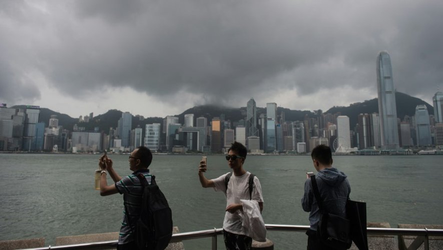 Des nuages au dessus de Hong Kong le 2 août 2016 après le passage du typhon Nida