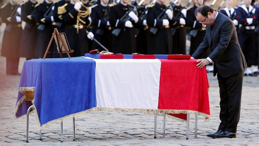 François Hollande rend hommage aux deux soldats français tués en Centrafrique, aux Invalides à Paris, le 16 décembre 2013