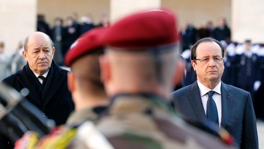 François Hollande et le ministre de la Défense Jean-Yves Le Drian rendent hommage aux deux soldats tués en Centrafrique, le 16 décembre 2013 aux Invalides à Paris