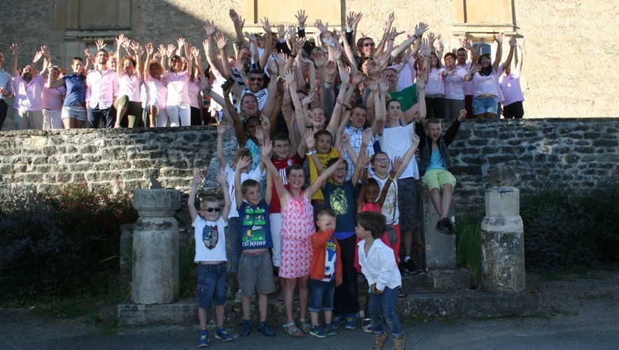 L'équipe des bénévoles et les enfants qu'ils accueillent au château de Graves à Villefranche.