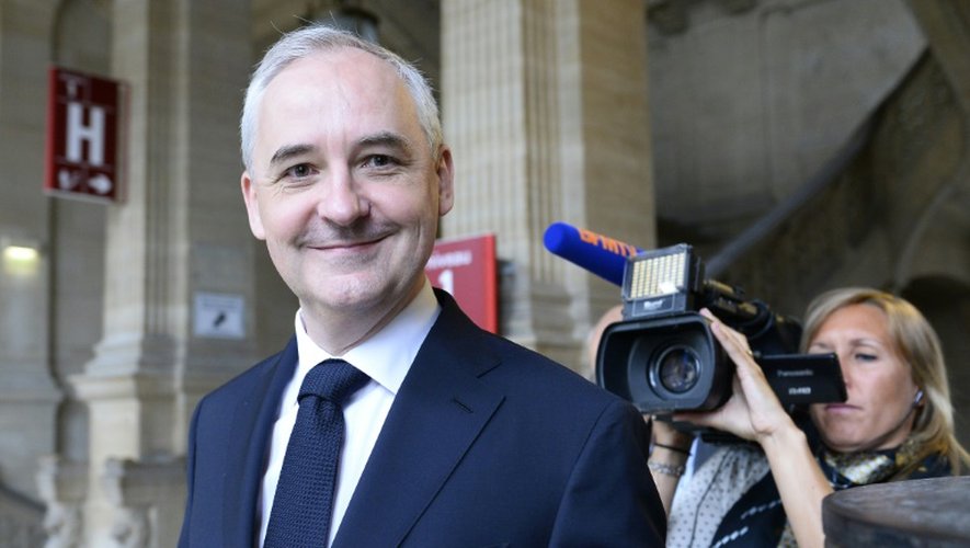 Francois Perol arrive au tribunal pour l'ouverture de son procès à Paris, le 2 juin 2015