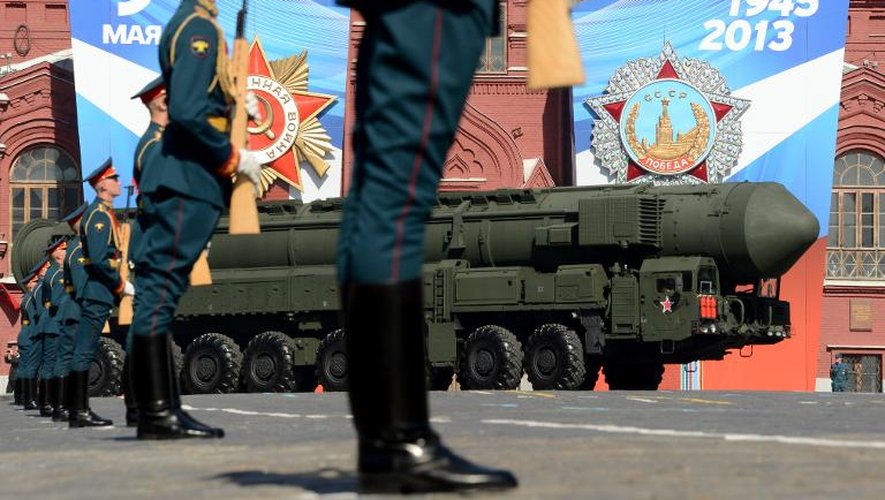 Une colonne de lanceurs de missiles balistiques sur la place Rouge à Moscou, le 9 mai 2013