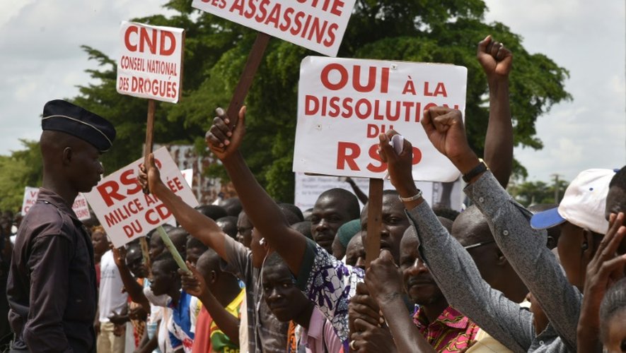 Des manifestants s'opposent à toute amnistie des putschistes près de l'hôtel où s'est tenu la médiation internationale, le 23 septembre 2015 à Ouagadougou