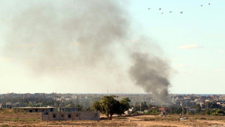 De la fumée s'élève de Syrte où les forces du gouvernement d'union nationale bombardent les positions de l'EI, le 18 juillet 2016