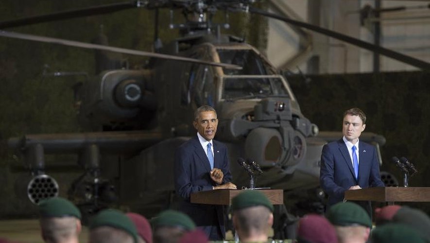 Le président américain Barack Obama, en compagnie du Premier ministre estonien Taavi Roivas, s'adresse à des militaires estoniens et américains à l'aéroport de Tallinn, le 3 septembre 2014