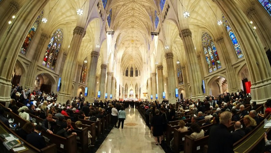 Des fidèles attendent l'arrivée du pape dans la cathédrale St Patrick à Manhattan, le 24 septembre 2015 à New York