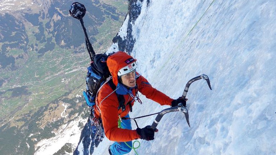 Photo prise le 16 avril 2014 et publiée le 30 août 2014 du grimpeur Daniel Arnold qui, avec une caméra sur le dos, escalade la redoutée face nord de l'Eiger, dans les Alpes bernoises