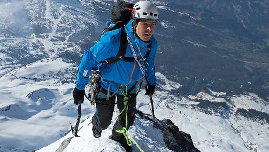Photo prise le 16 avril 2014 et publiée le 30 août 2014 de l'alpiniste Stephan Siegrist qui, avec une caméra sur le dos, arrive au sommet de la redoutée face nord de l'Eiger, dans les Alpes bernoises