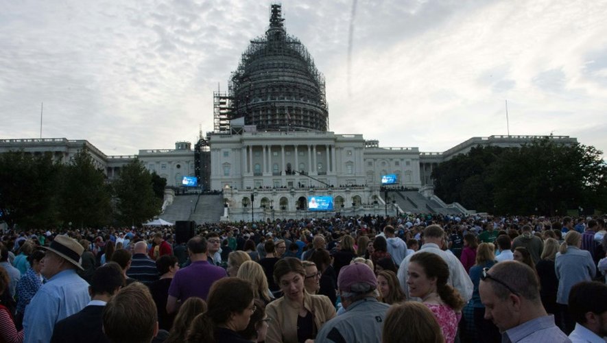 La foule se rassemble à l'aube devant le Capitole à Washington, le 24 septembre 2015, avant l'arrivée du pape François