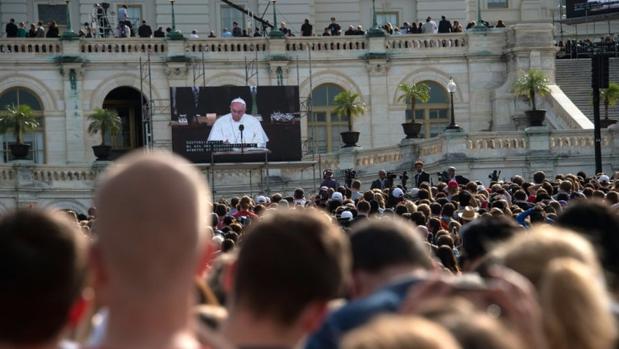 Au pied du Capitole à Washington, la foule écoute le discours du pape devant le Congrès américain, le 24 septembre 2015