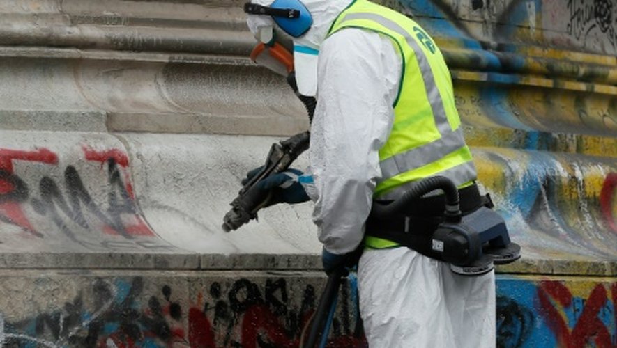 Un employé municipal nettoie la place de la République le 2 août 2016 à Paris