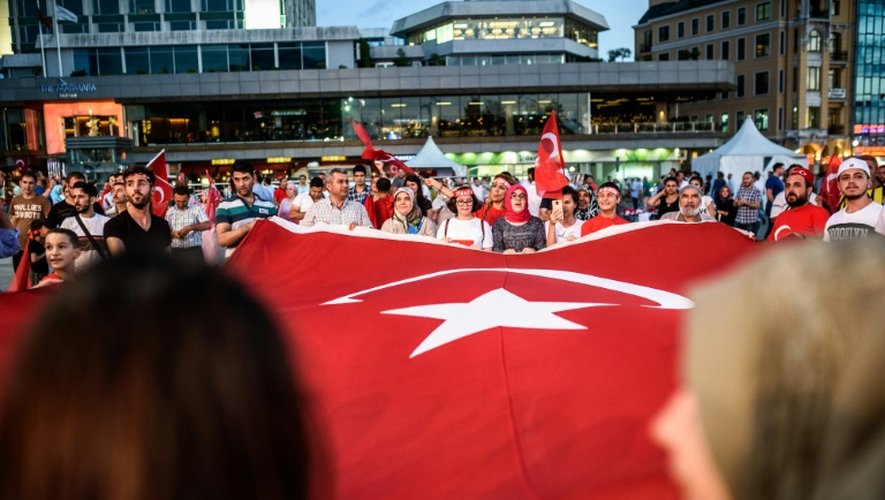 Des militants pro-Erdogan pendant un rassemblement à Istanbul le 25 juillet 2016