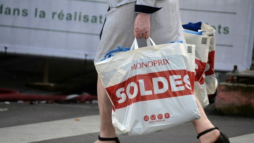 Une femme portant un sac de courses sur lequel on peut lire "Soldes" au premier jour de la saison à Strasbourg (est), le 22 juin 2016