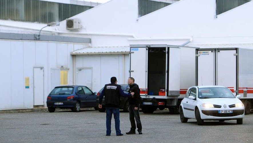 Des gendarmes enquêtent à la société d'exploitation des abattoirs de Narbonne le 16 décembre 2013