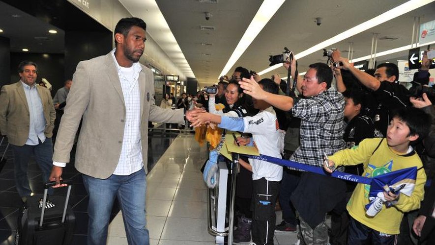 Le joueur du club brésilien Santos, Aranha, le 8 décembre 2011 à son arrivée à l'aéroport de Tokoname, au Japon