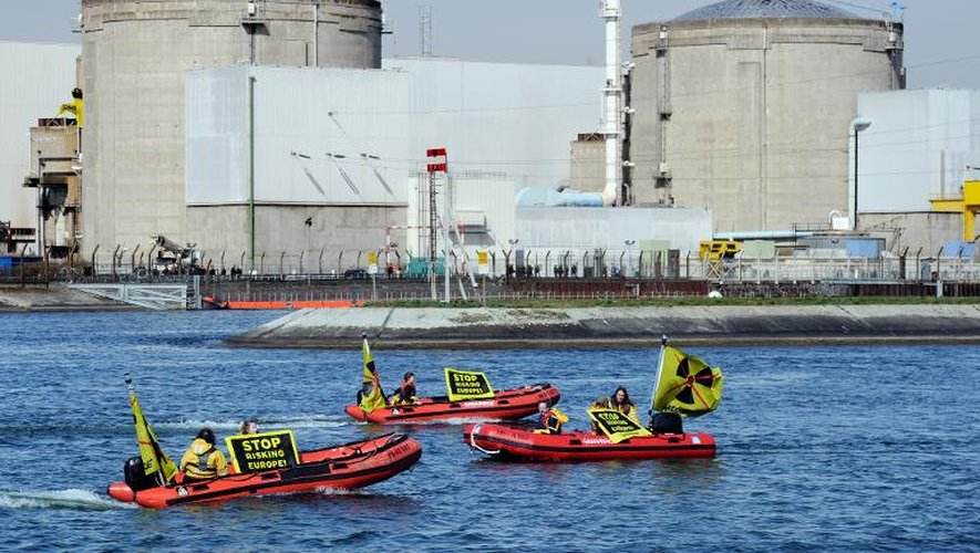 Militants de Greenpeace dans des bateaux devant la centrale nucléaire de Fessenheim, le 18 mars 2014