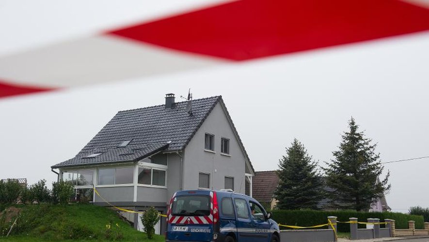 Une voiture de gendarmes le 3 septembre 2014 devant la maison où une fillette a été tuée et son frère grièvement blessé à Moernach