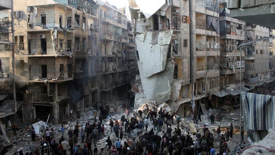 Des habitants d'Alep recherchent des corps de victimes après les bombardements, le 17 décembre 2013 en Syrie