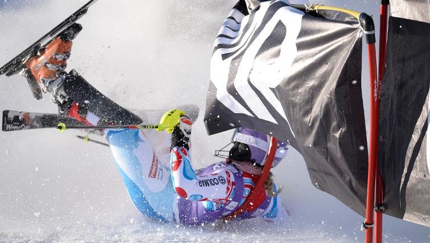 La Française Tessa Worley chute dans la 1re manche du slalom de Coupe du monde de Courchevel le 17 décembre 2013